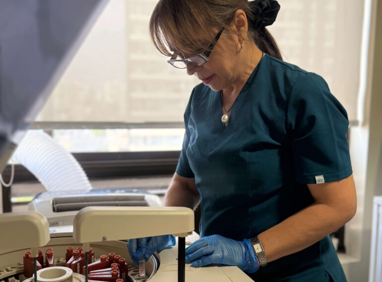 Veterinaria procesando muestra de sangre para análisis bioquímico - LACLIVET